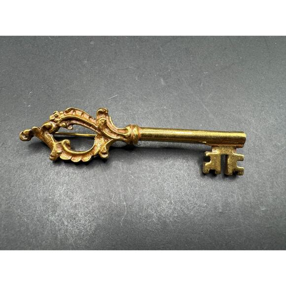 Vintage 1960s Robert Zentall Gold Tone Ornate Key To The City Brooch Pin - Picture 1 of 8